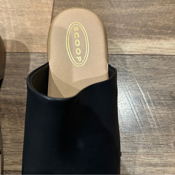 Scoop Black Clogs - Picture 3 of 5
